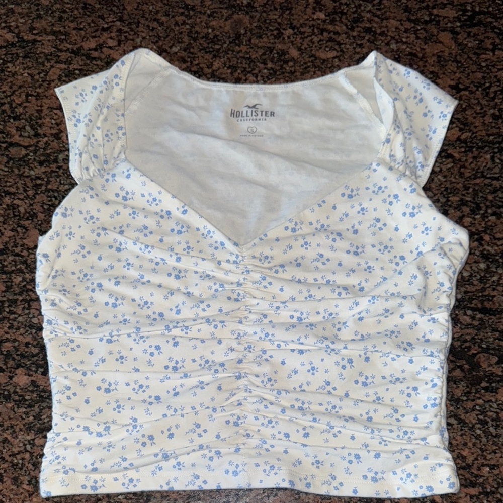 Hollister Women's White and Blue Floral Top